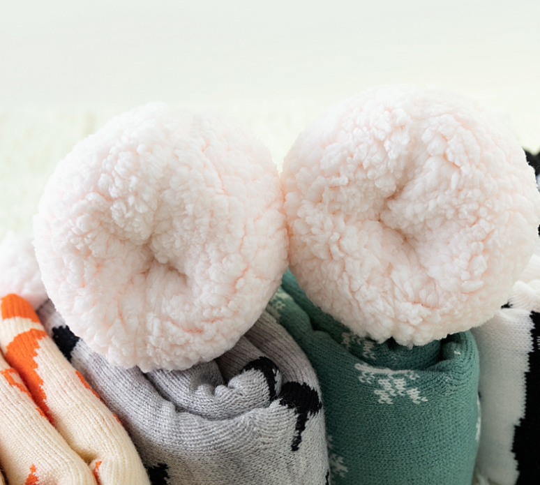 Ploves and thick floor socks 