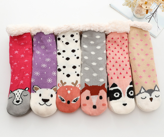 Ploves and thick floor socks 