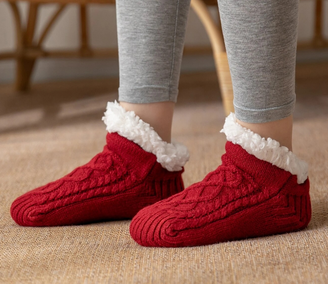 Ploves and thick floor socks 